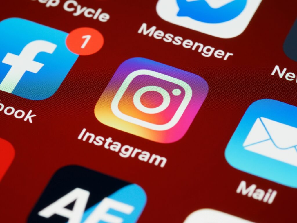 Instagram vs Facebook